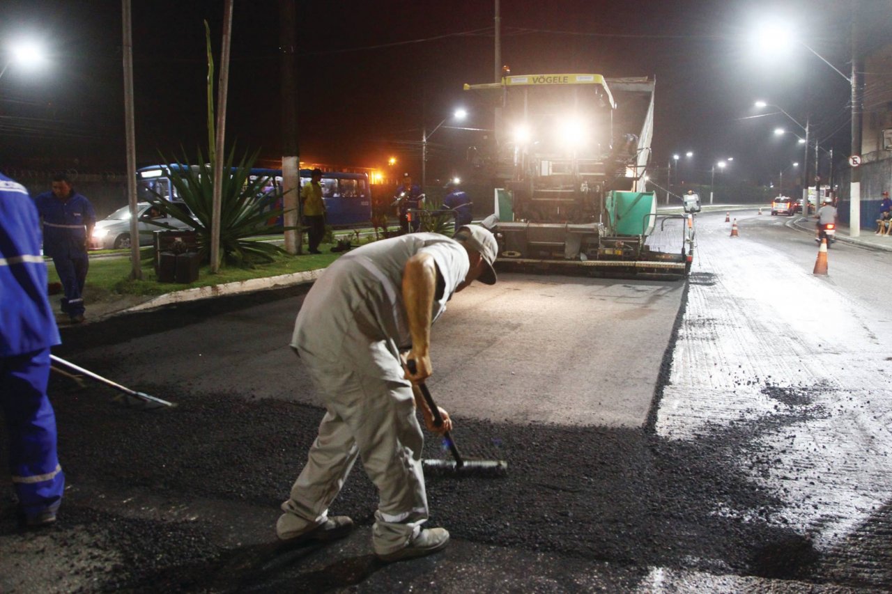 Prefeitura conclui a primeira camada de asfalto na Avenida Martins Fontes