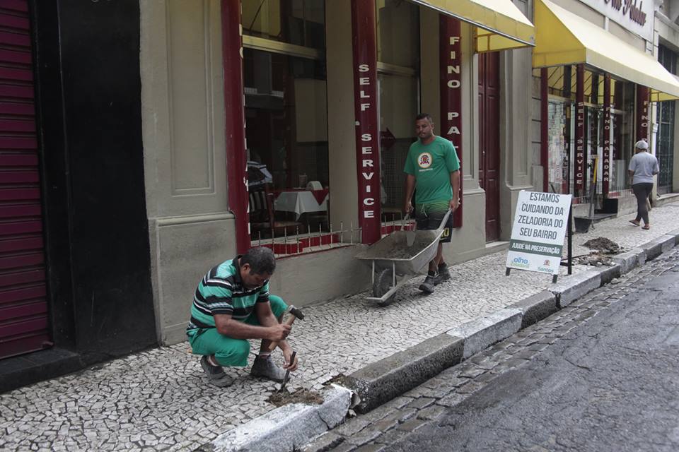 Projeto Viva o Centro recupera piso em mosaico português da Frei Gaspar