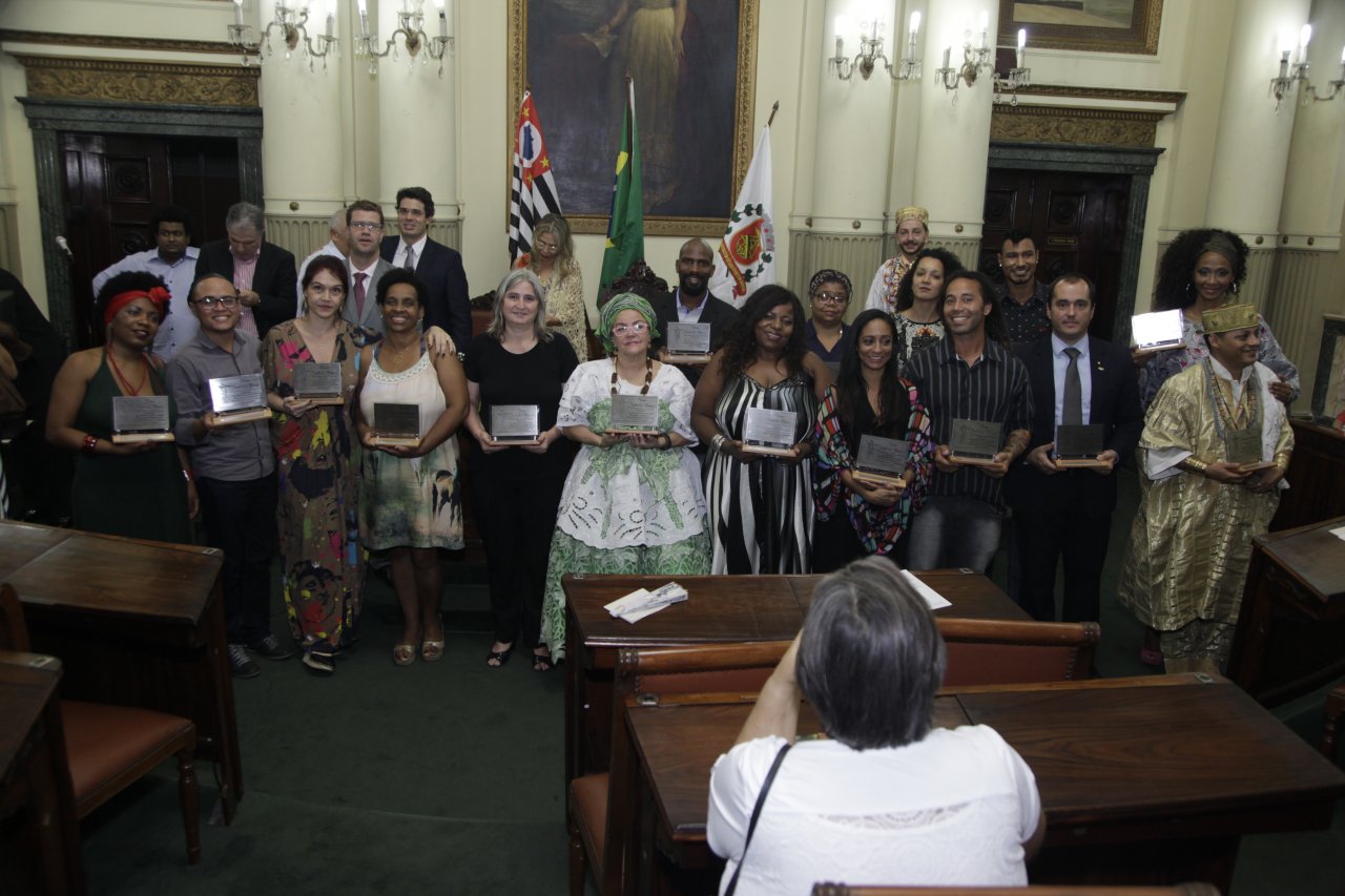 Personalidades recebem troféu Zumbi dos Palmares