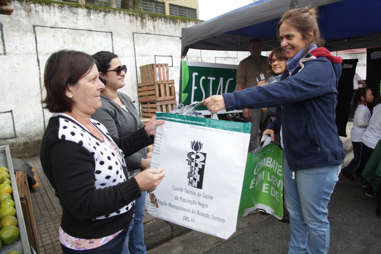 Prefeitura entrega sacolas retornáveis em feiras-livres da Vila Belmiro e Saboó