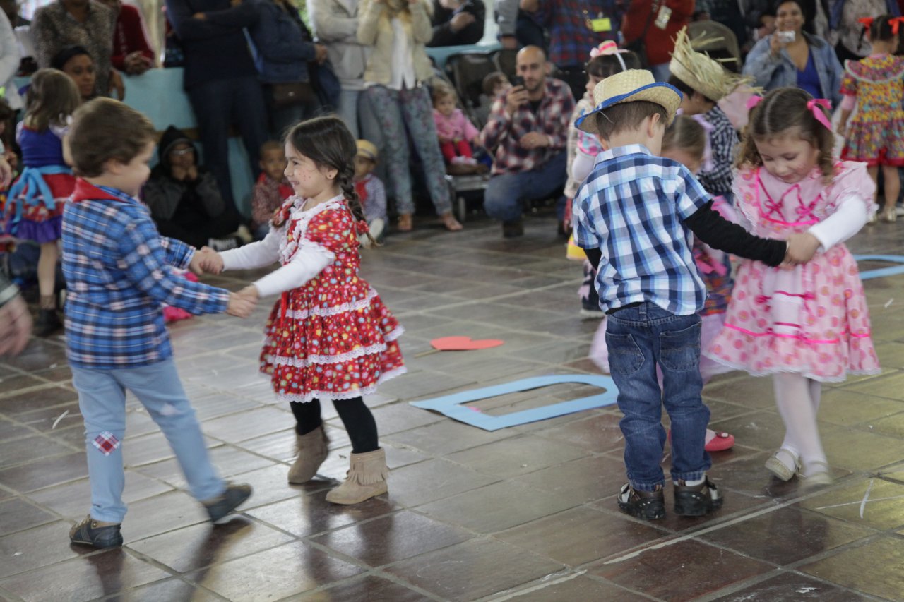 Crianças da 'Olívia Fernandes' participam de festa junina e costuram corações