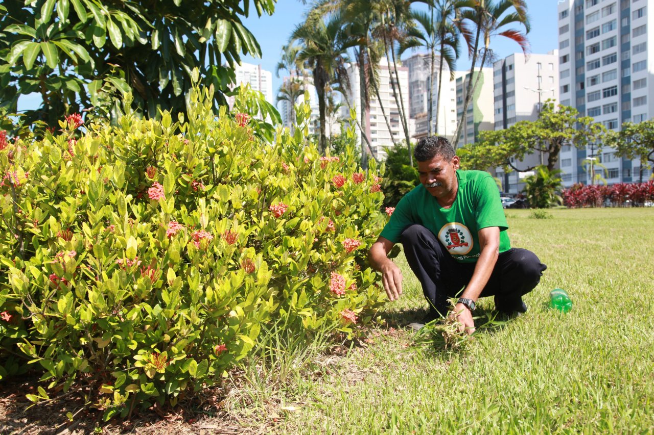 Equipe da Prefeitura faz manutenção constante no jardim da orla