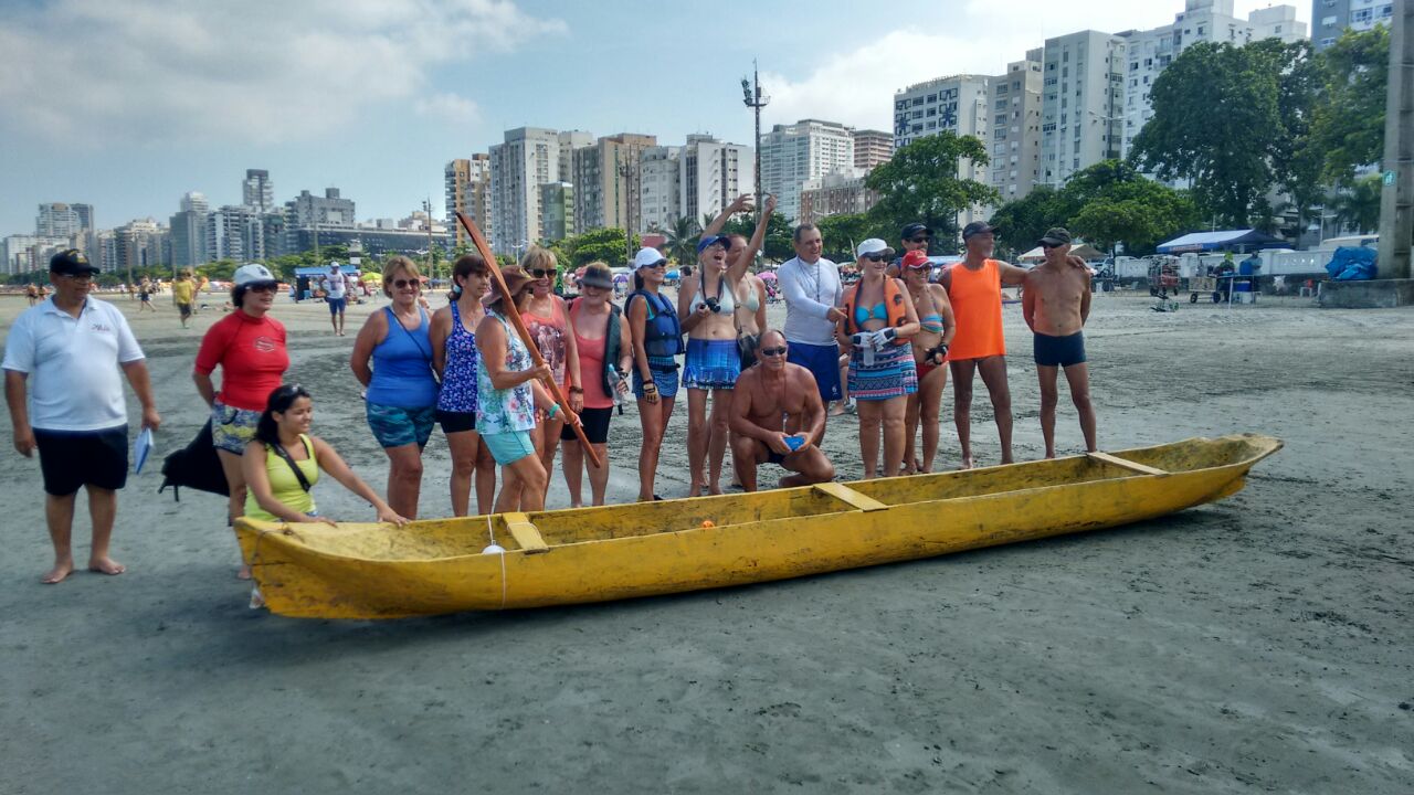 Alunos e professores participam de 'remada caiçara'