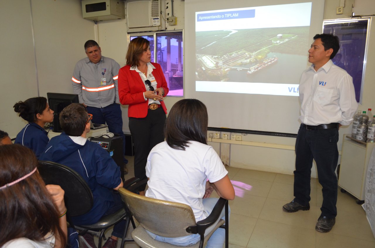 Alunos da Avelino surpreendem em visita a terminal portuário