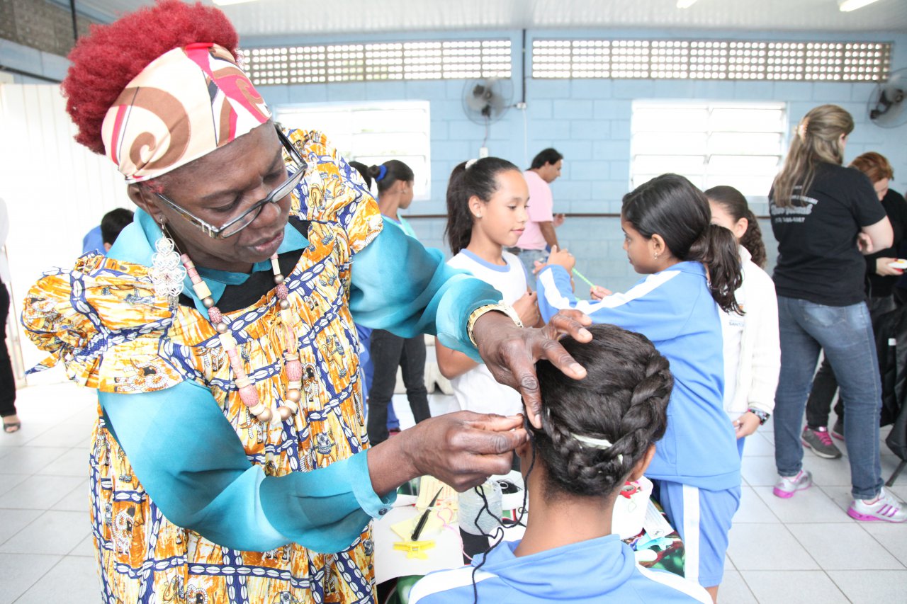 Alunos da 'Pedro Crescenti' ganham Dia da Beleza