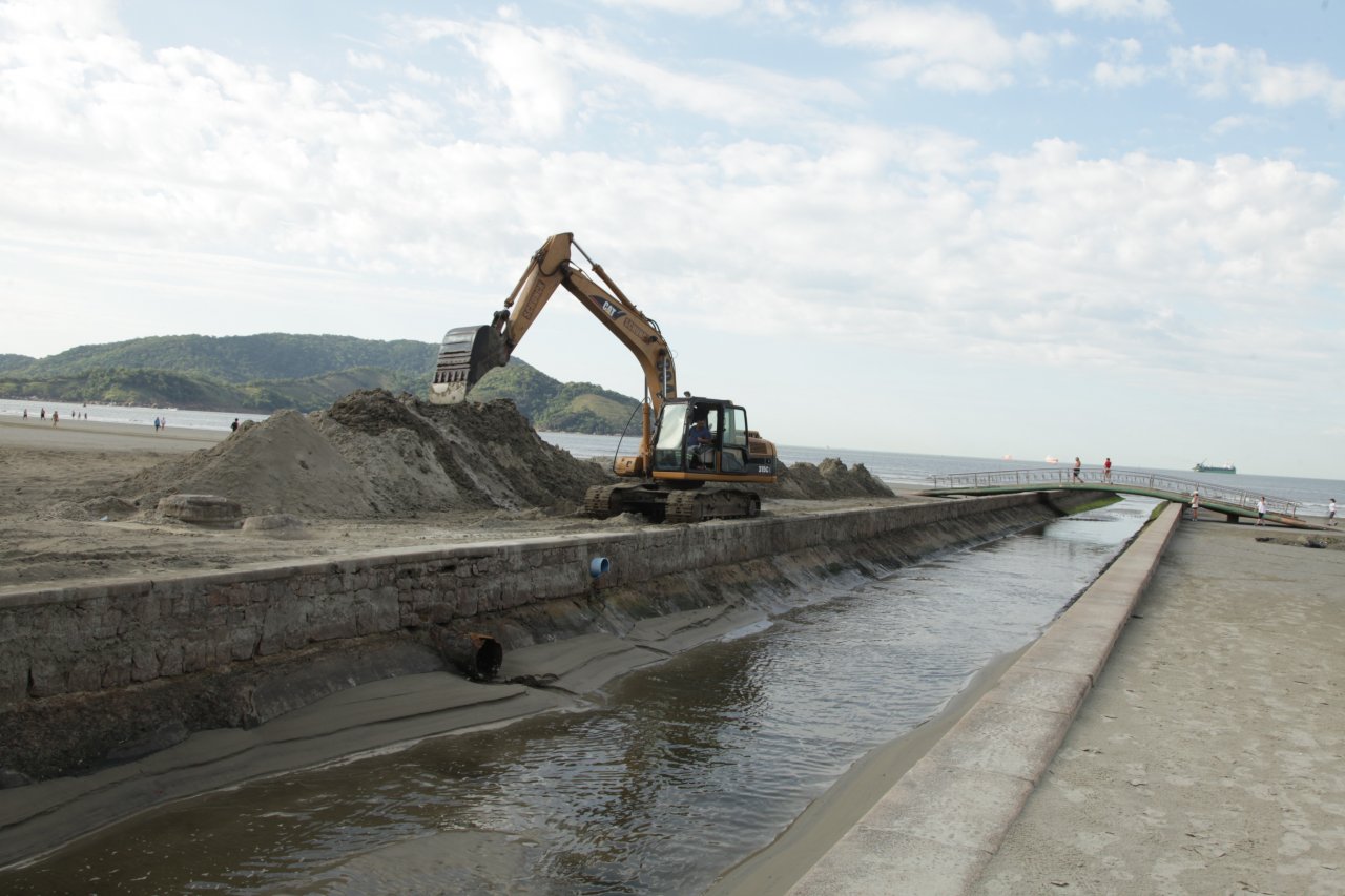 Prefeitura remove 2.600 toneladas de areia que tomaram os canais pós-ressaca