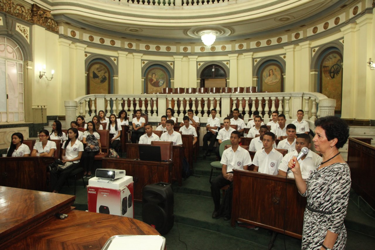 Integrantes do Jovem Aprendiz visitam Secretaria de Defesa da Cidadania