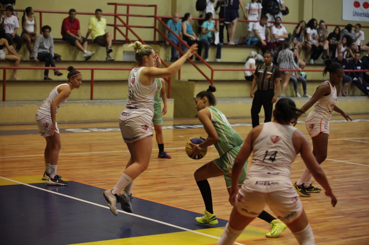 Equipe feminina de basquete conquista vitória no Campeonato Paulista