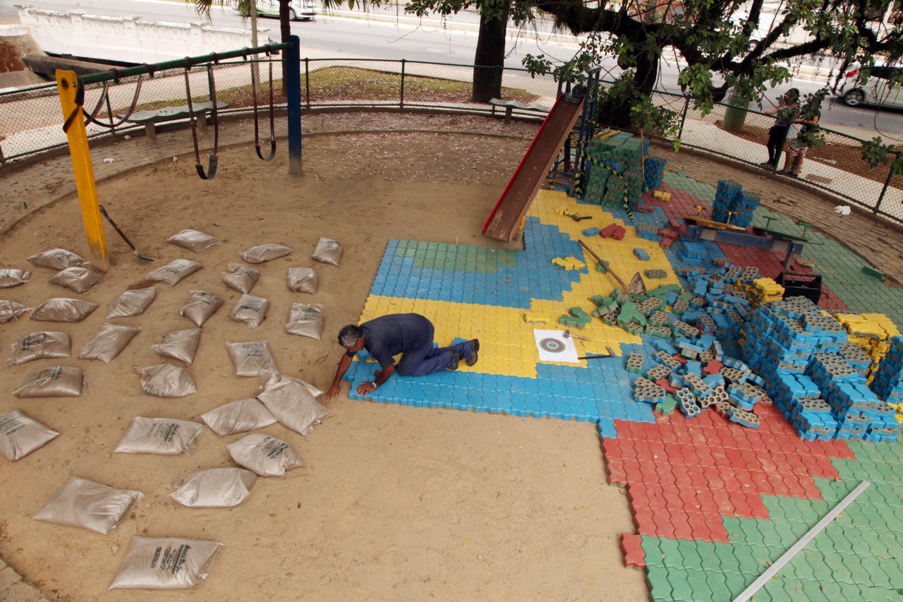 Playground da Praça Palmares ganha piso emborrachado