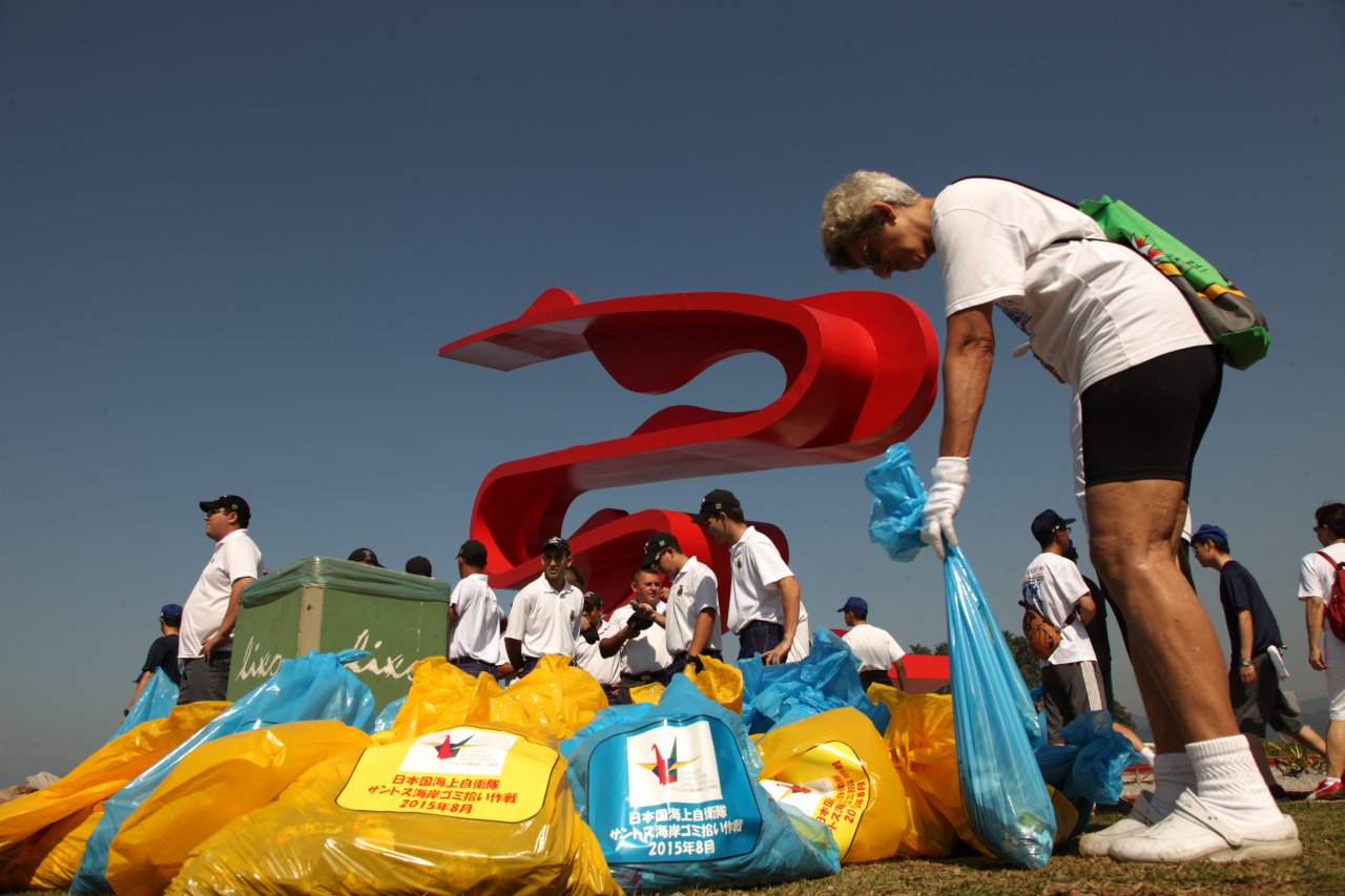 Mutirão Brasil-Japão faz limpeza simbólica da praia