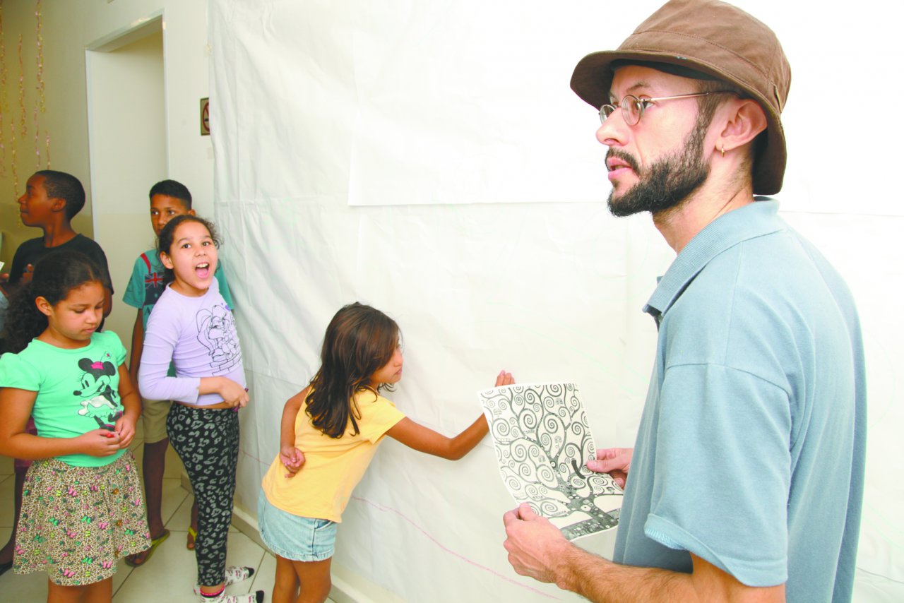 Educador usa filosofia grega em trabalho com crianças e jovens