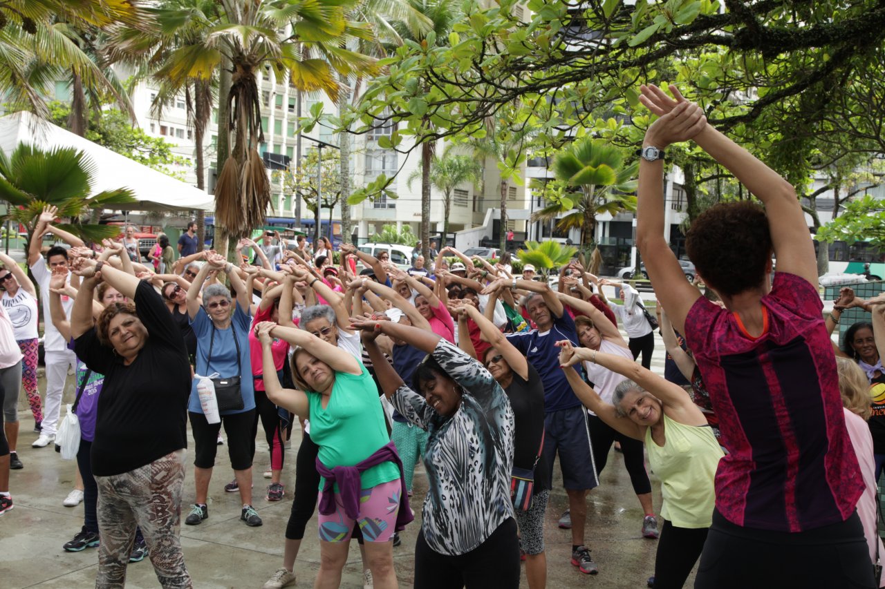 Idosos participam de Caminhada Vida Plena