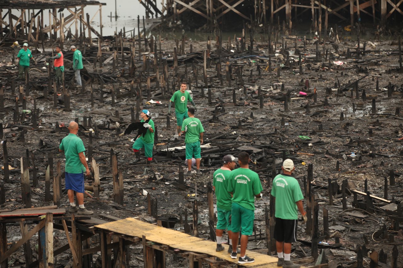 Prefeitura faz mutirão para limpar rescaldo do incêndio na Vila Telma