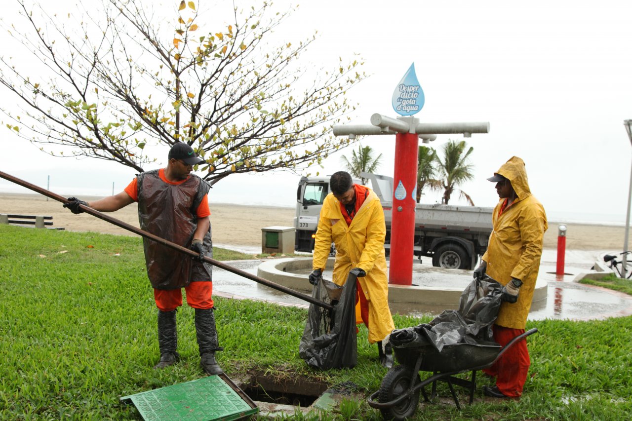 Limpeza do sistema de drenagem é executada nos chuveirinhos