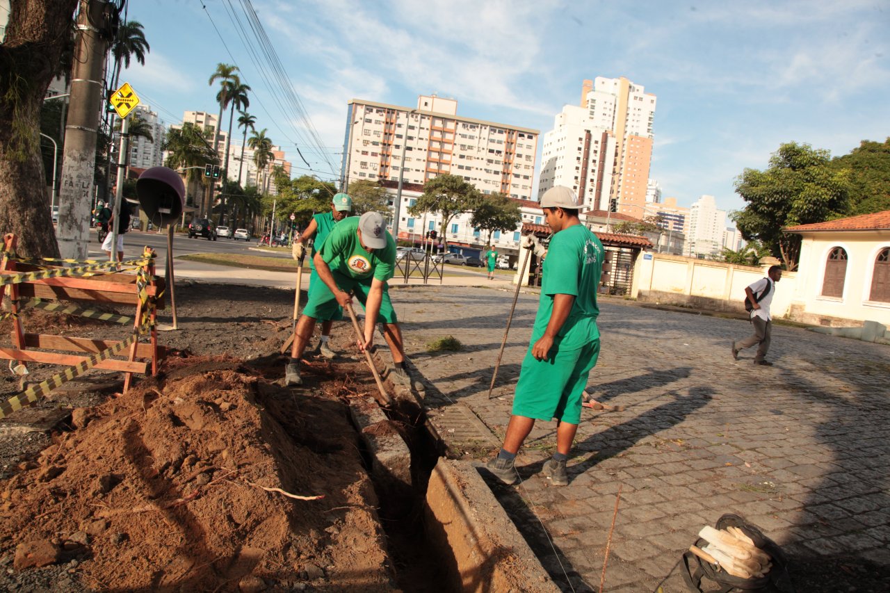 Calçada da Avenida Ana Costa ganha piso em concreto desempenado
