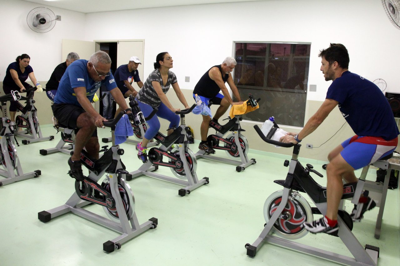 Alunos de bike indoor têm aula especial com triatleta