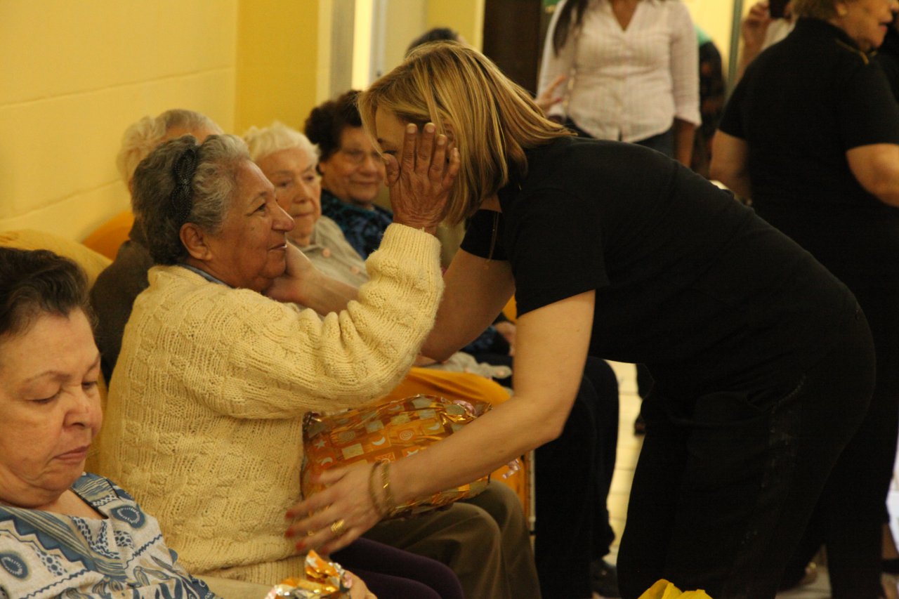 Rotary anima tarde de idosos do Mãezinha Joana