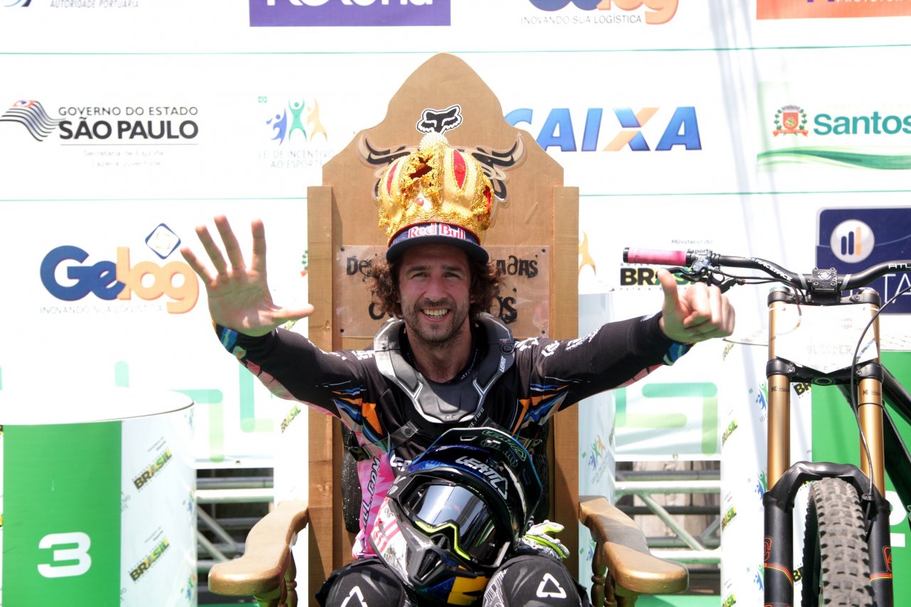 14ª Descida das Escadas de Santos tem nova pista, mas o mesmo Rei