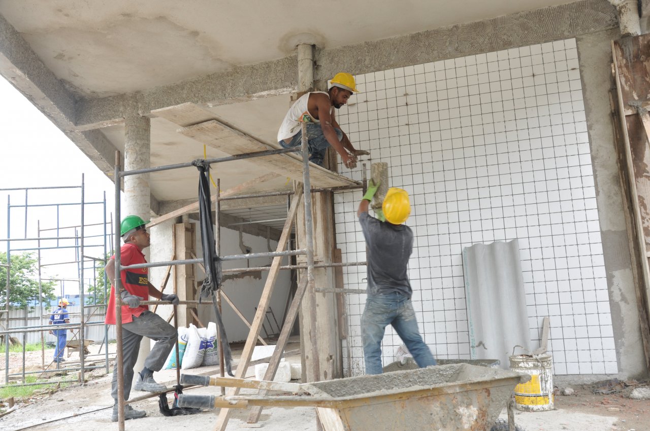 Obra da policlínica da Alemoa tem trabalhos de revestimento e pintura