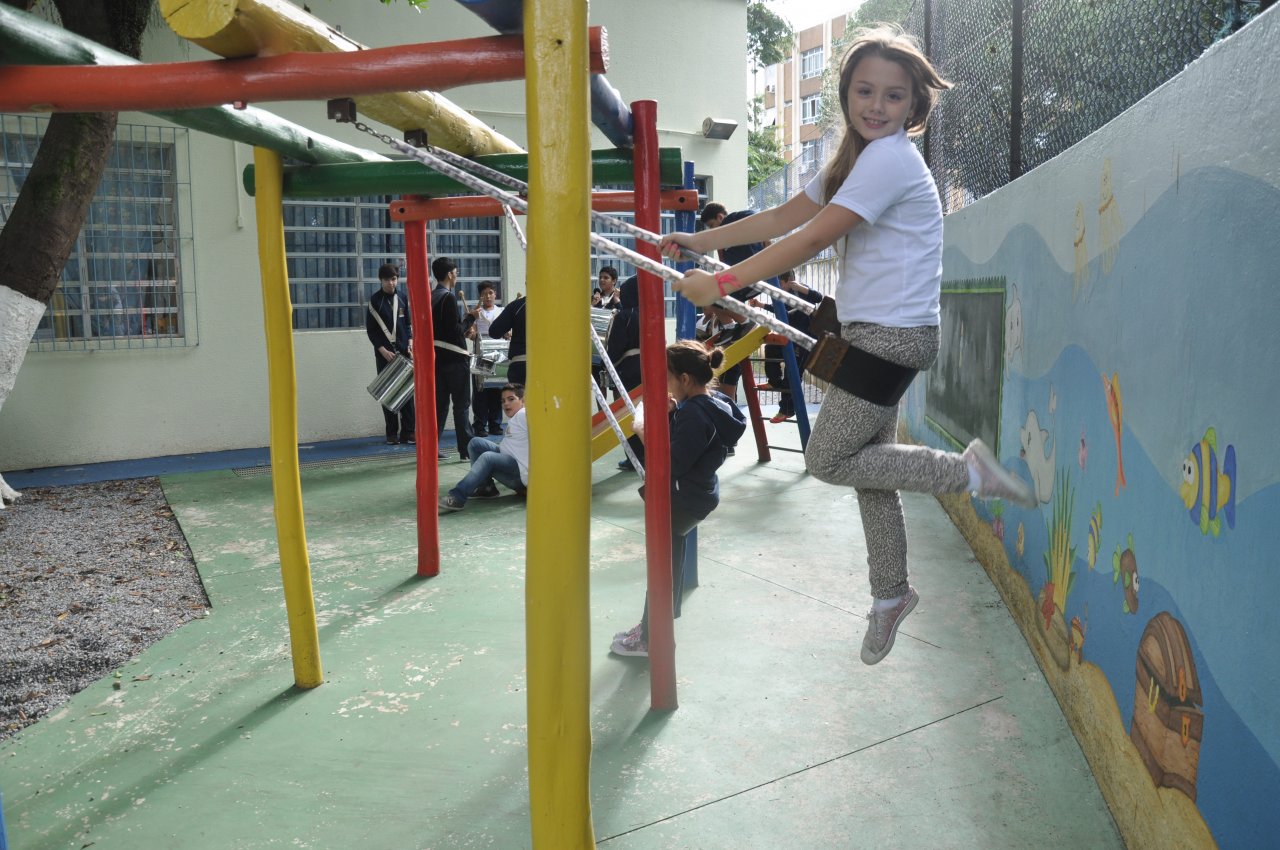 Escola municipal 'Pedro II' inaugura novo parquinho para os alunos