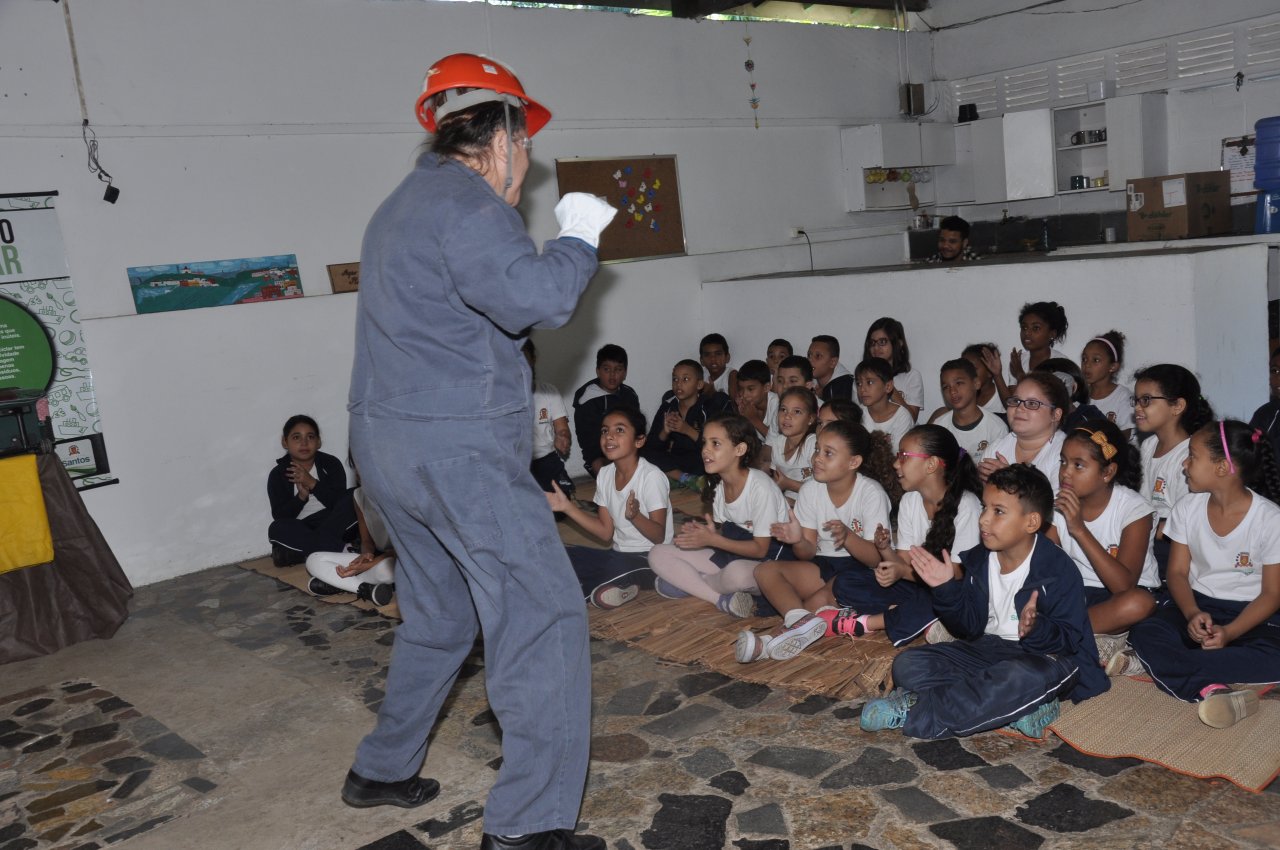 Alunos da UME 'Maria de Lourdes Borges Bernal' participam de teatro