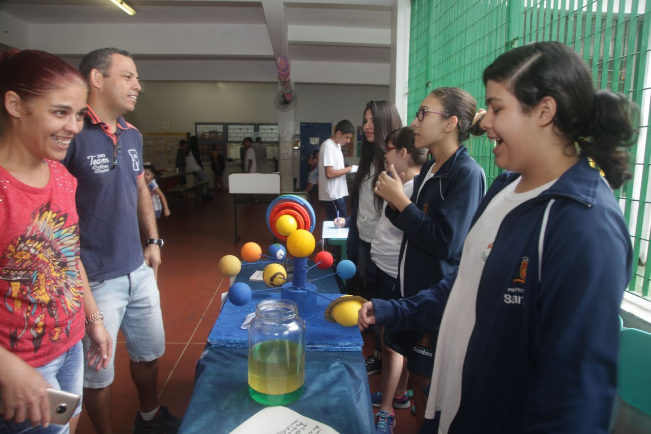 Feira do conhecimento reúne alunos e familiares na ‘Lourdes Ortiz’