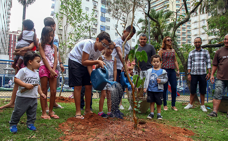Pelo programa Cidade Verde, empresa adota praça na Pompeia