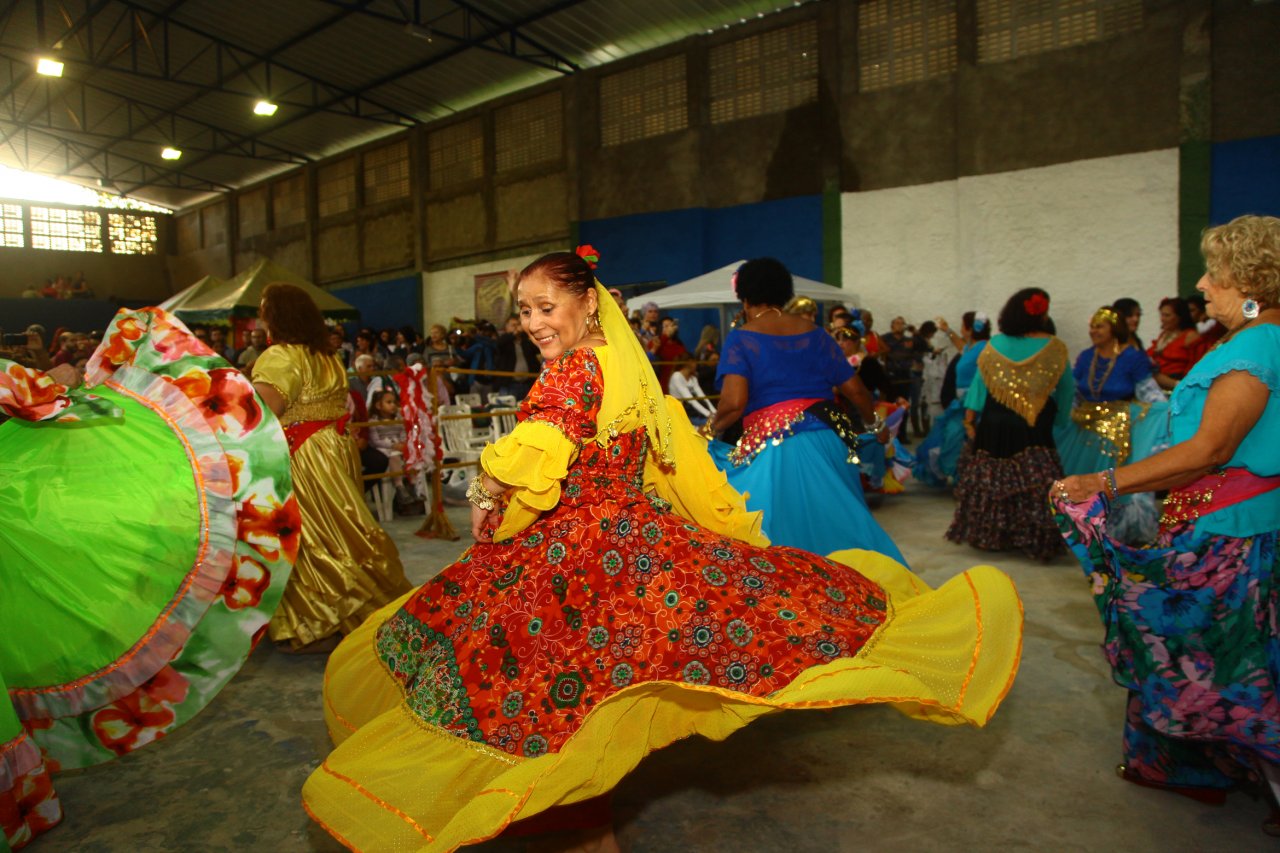 Cultura cigana é reverenciada em festa no Morro Nova Cintra
