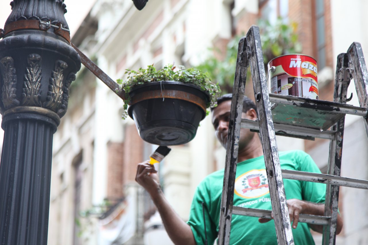 Floreiras são afixadas no bulevar XV de Novembro