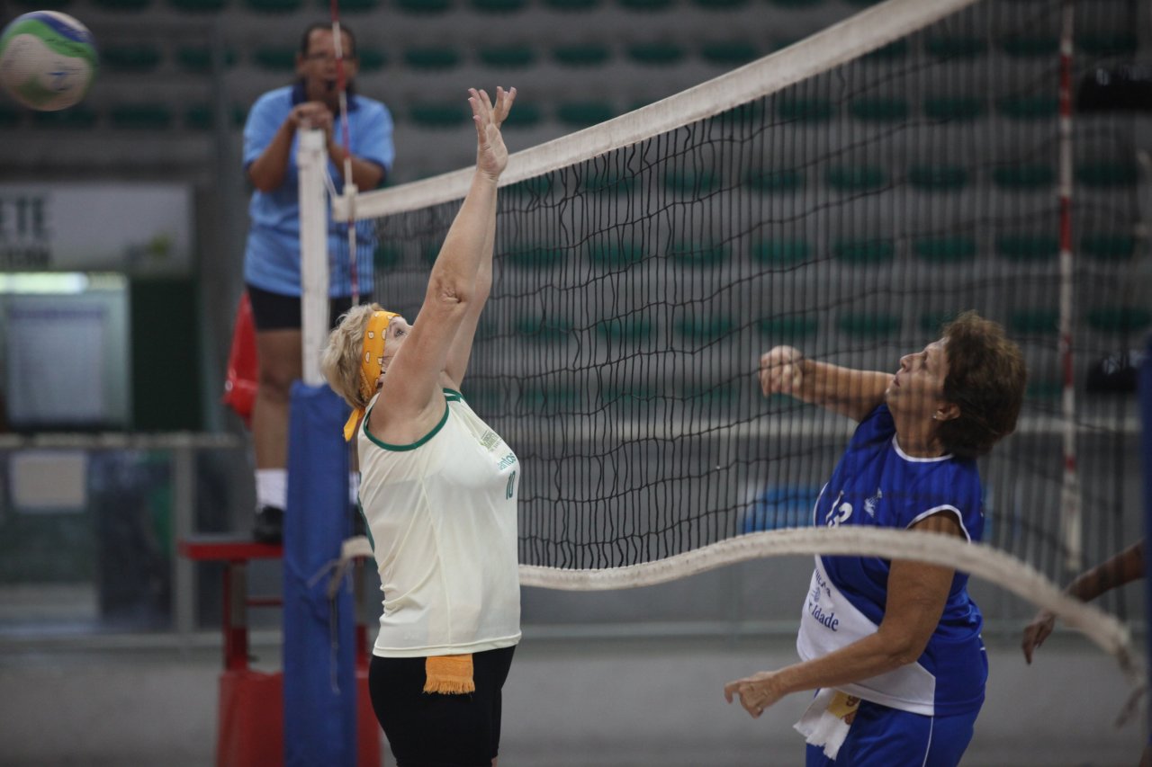 Terceira idade disputa brasileiro de vôlei adaptado