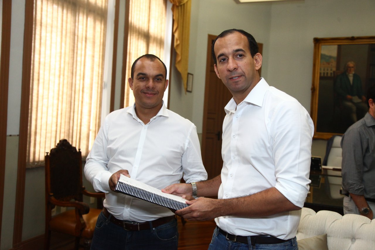 Lei orçamentária de 2018 é entregue à Câmara