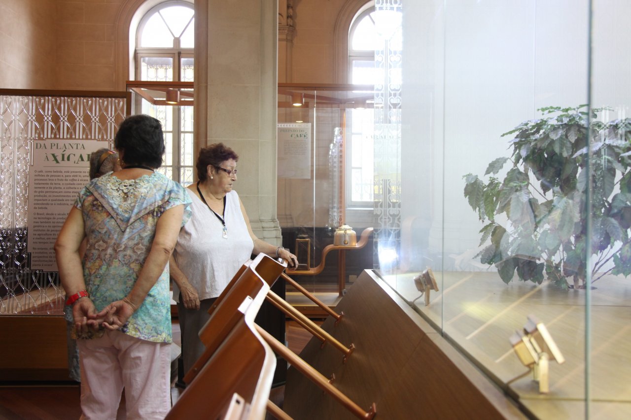 Idosos atendidos pela Seas visitam museu e Bolsa Oficial do Café