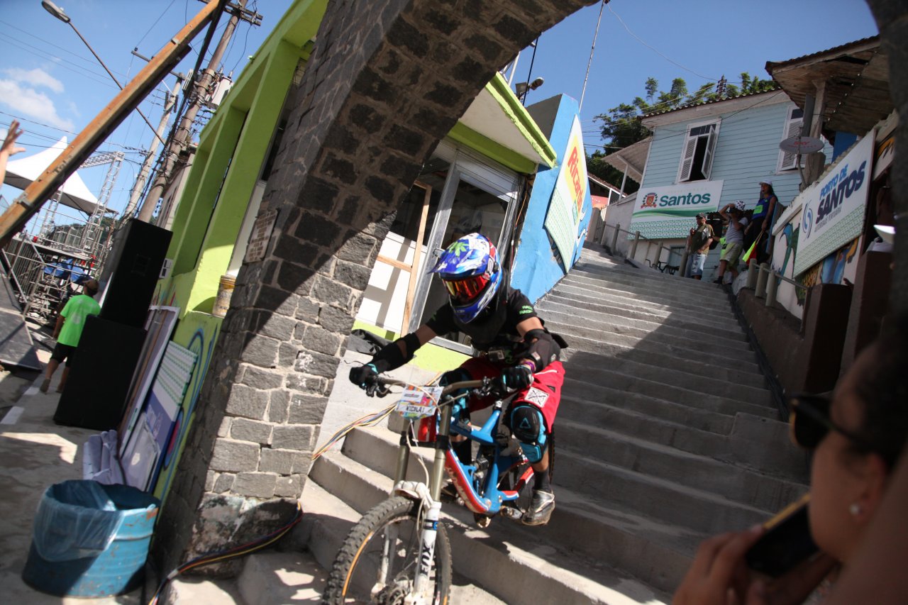 Descida das Escadas de Santos movimenta comunidade local