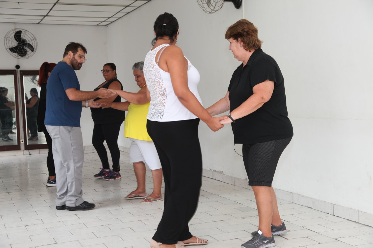 Pacientes do ‘Viva Leve’ participam de aula de dança de salão