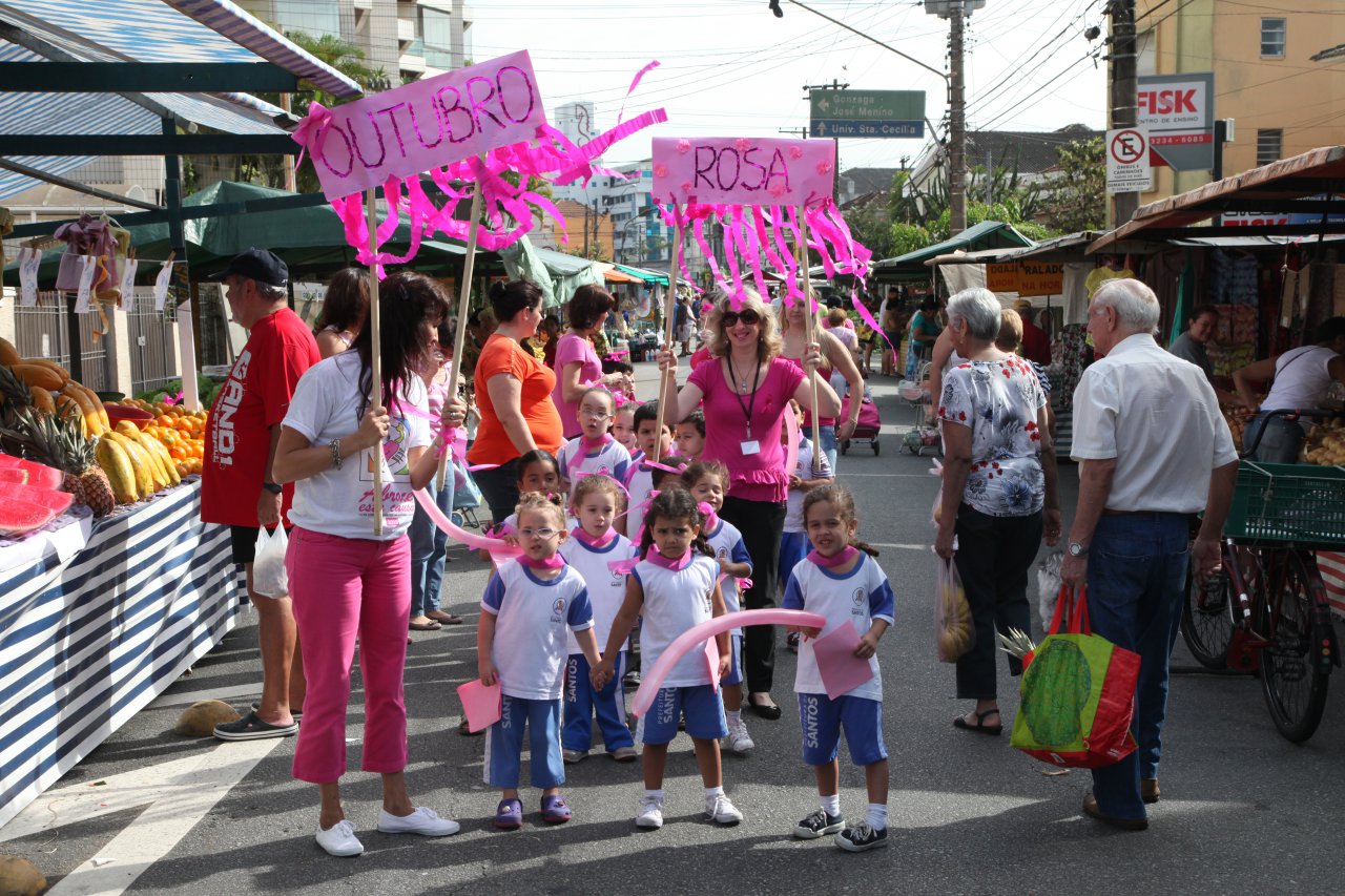 Alunos da 'Derosse de Oliveira' fazem passeata pelo Outubro Rosa