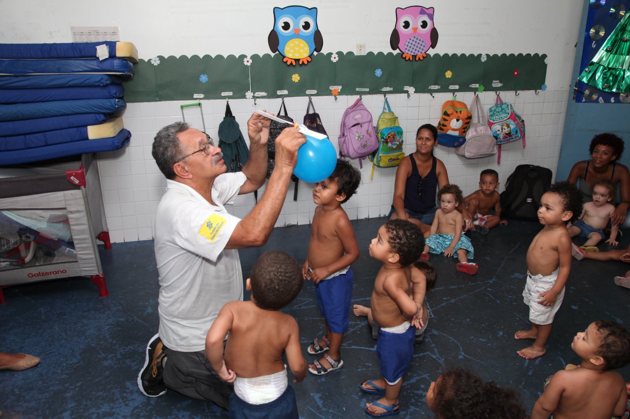 'Vovô Sabe Tudo' encanta alunos do programa de férias das escolas da rede