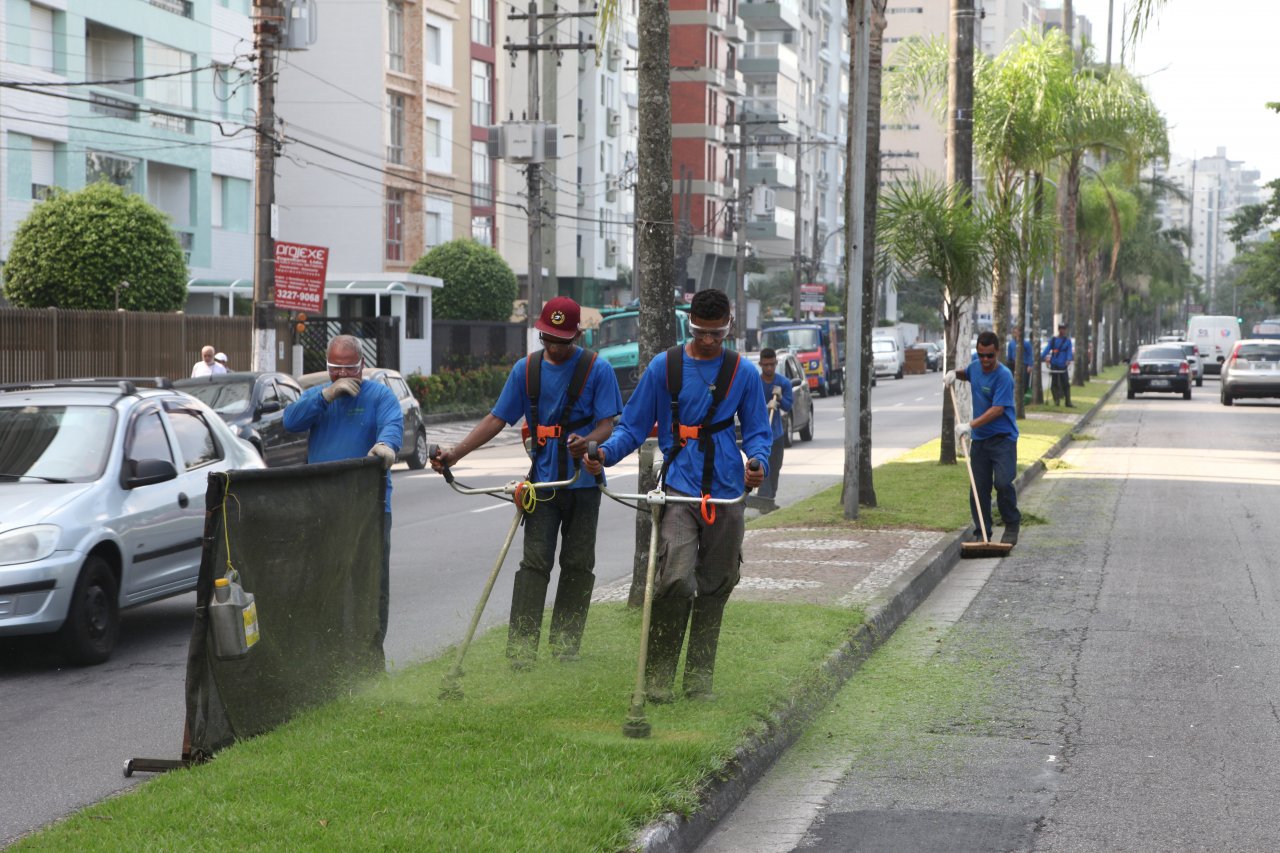 Orla da praia recebe serviço de limpeza e capinação