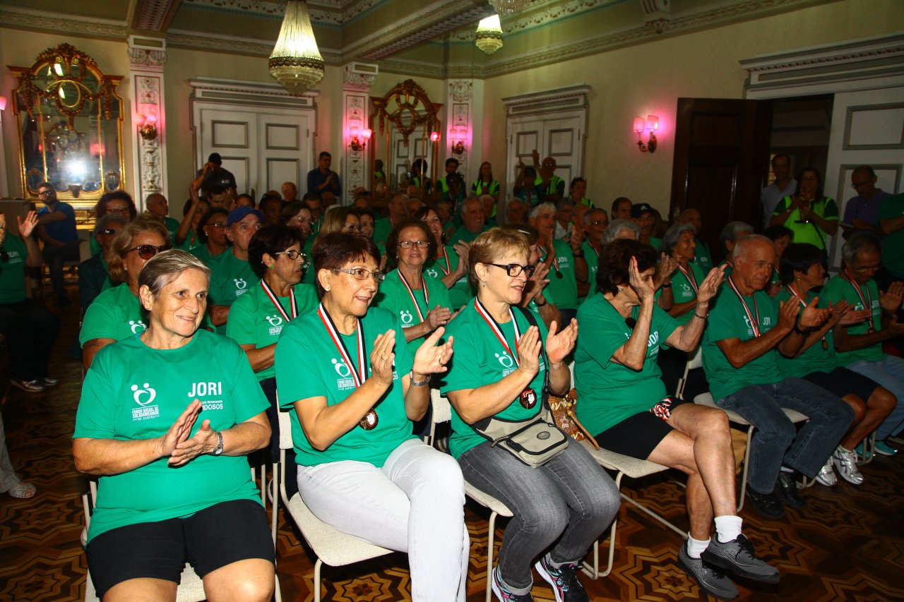 Delegação entrega troféus dos Jogos Abertos do Idoso