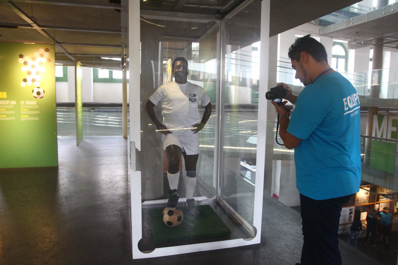 Estátua de cera do Rei ganha novo uniforme no Museu Pelé