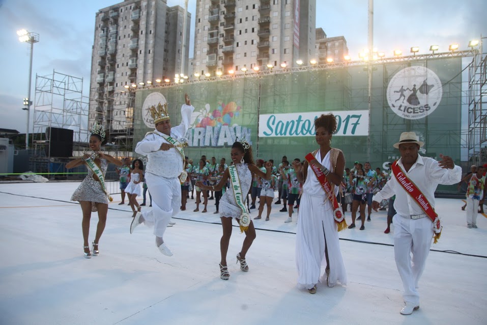 Palco dos desfiles do carnaval santista, sambódromo foi aberto com muita animação