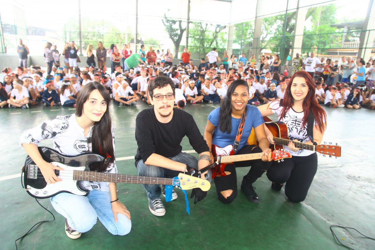 Alunos da UME Auxiliadora cantam Beatles no projeto 'Inglês com música'