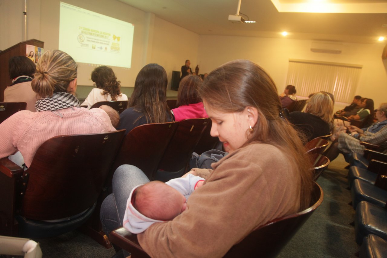 Servidores de Santos participam de fórum de amamentação
