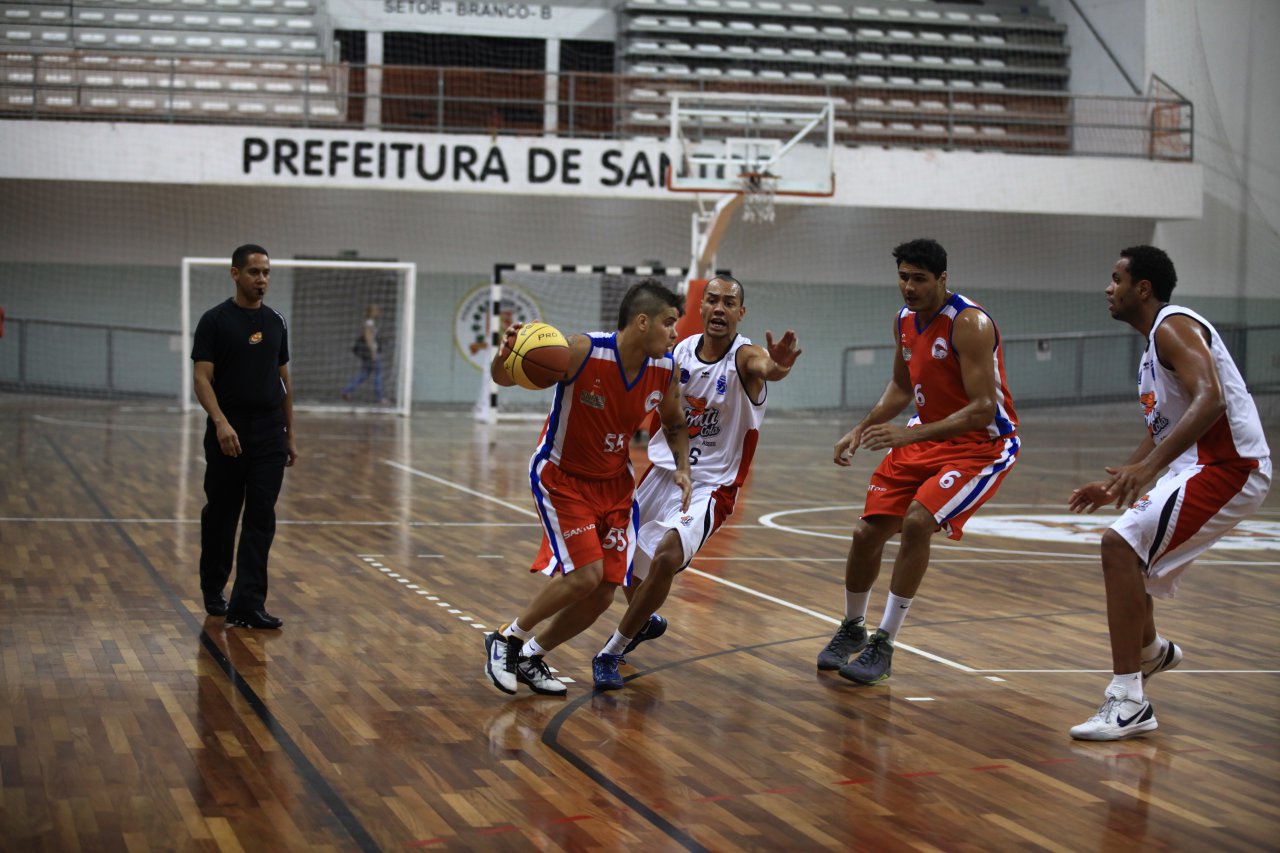 Basquete masculino vence São Caetano