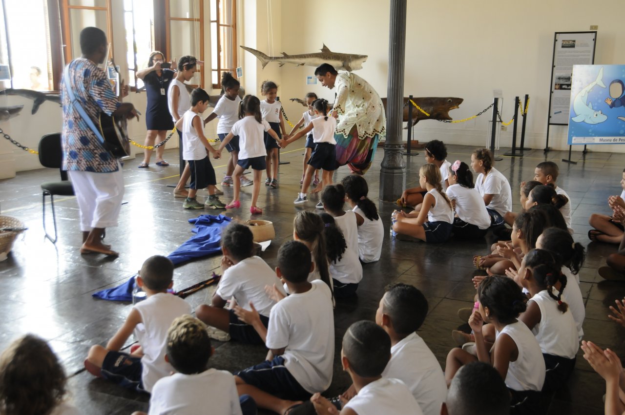 Alunos participam da Semana Caiçara ouvindo histórias de Santos no Museu de Pesca