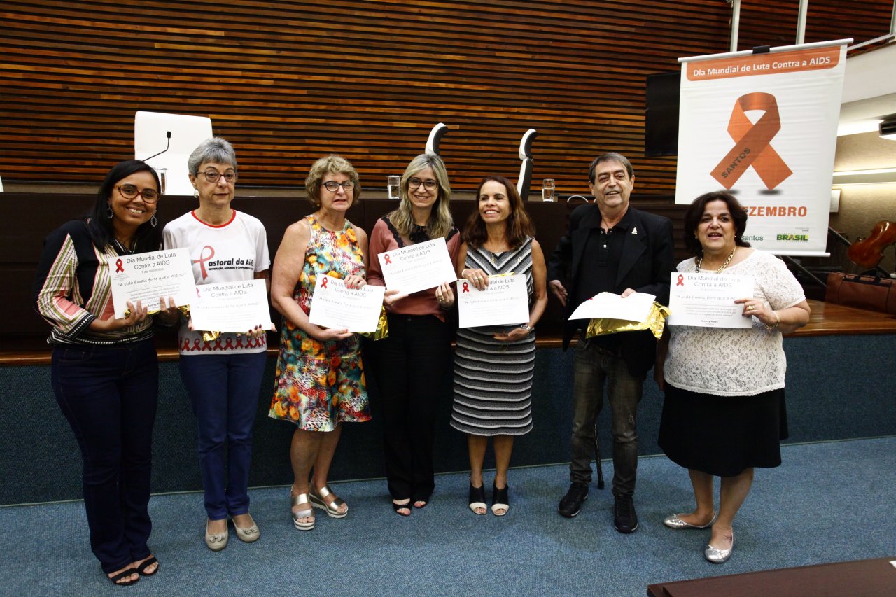 Servidores que atuam no programa de combate à aids recebem homenagem