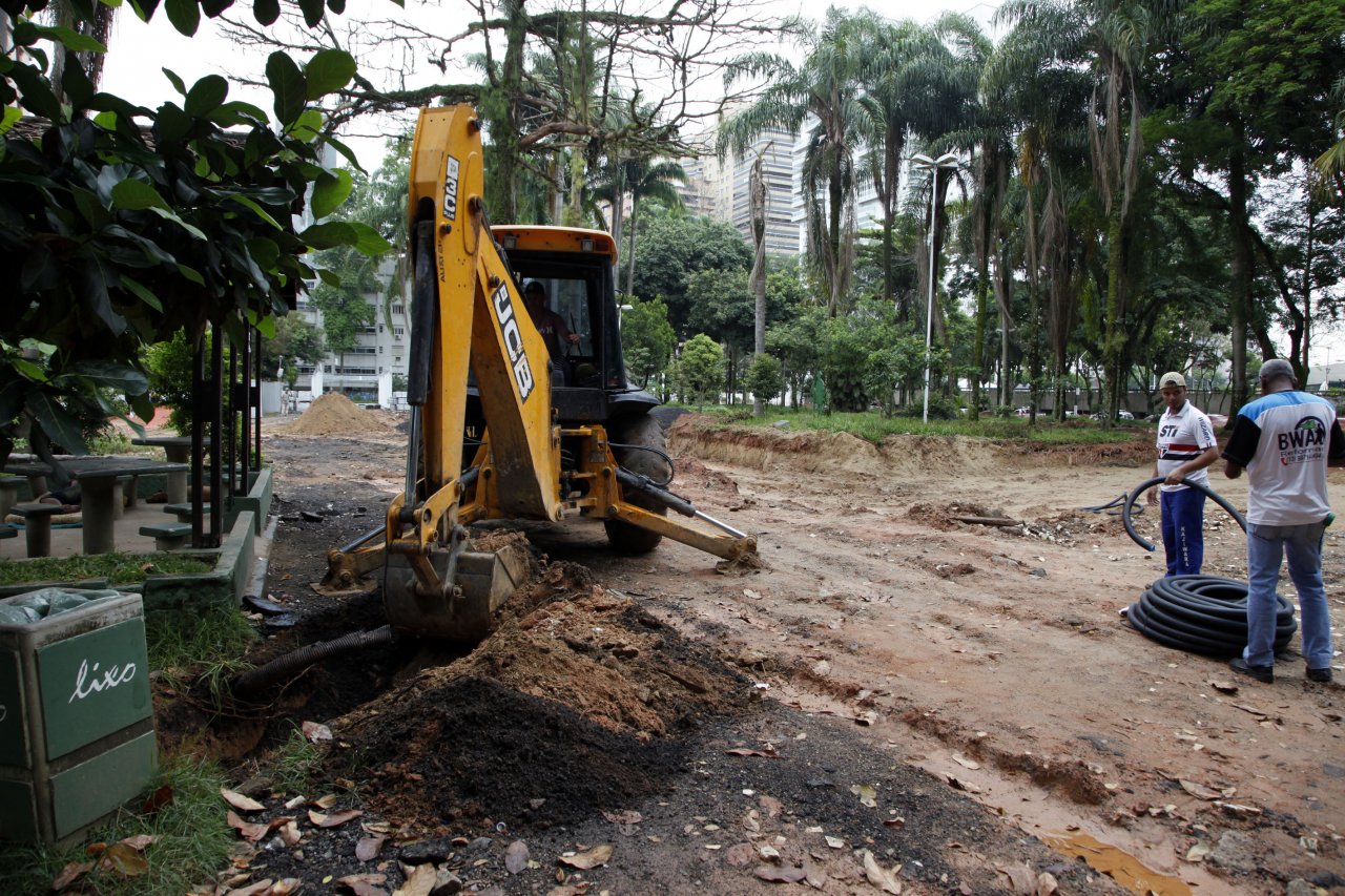Revitalização da Praça do Sesc avança com preparação da 2ª fase