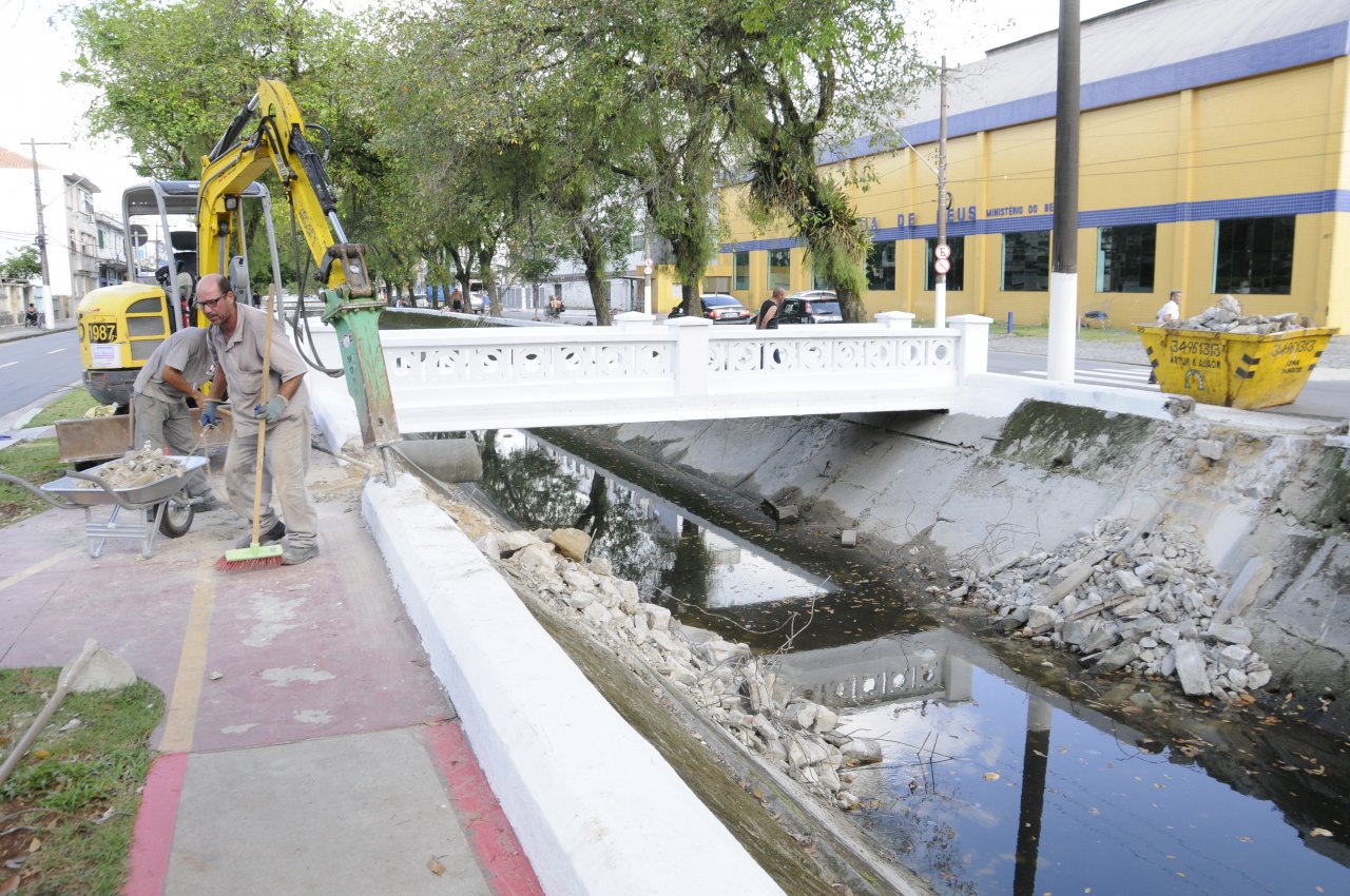 Antigas passarelas de pedestres são substituídas no canal 4