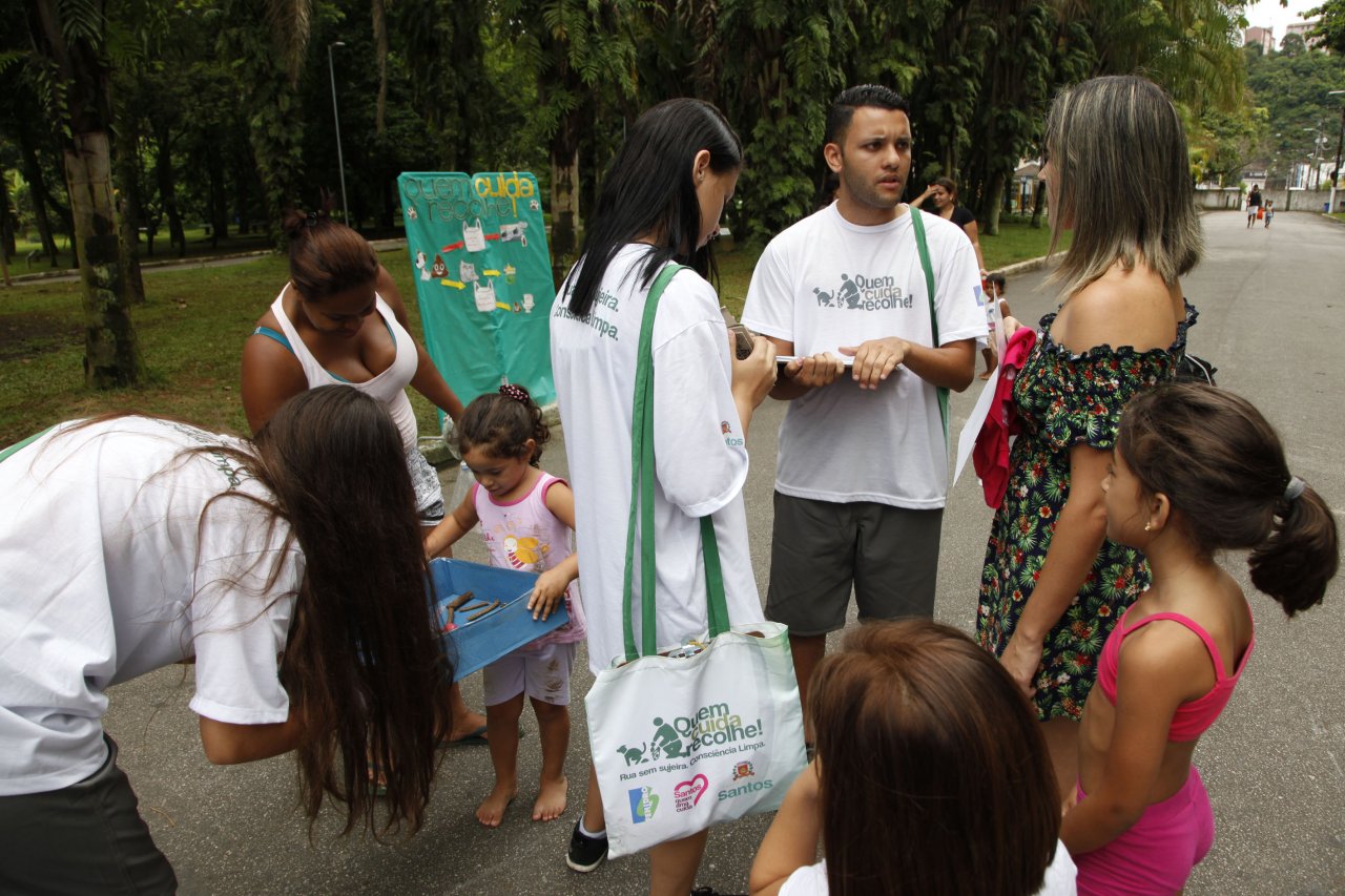 Visitantes do Botânico são orientados sobre descarte de dejetos animais