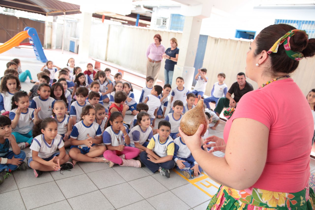 Folclore é contado na 'caixa de surpresa' da escola Derosse de Oliveira