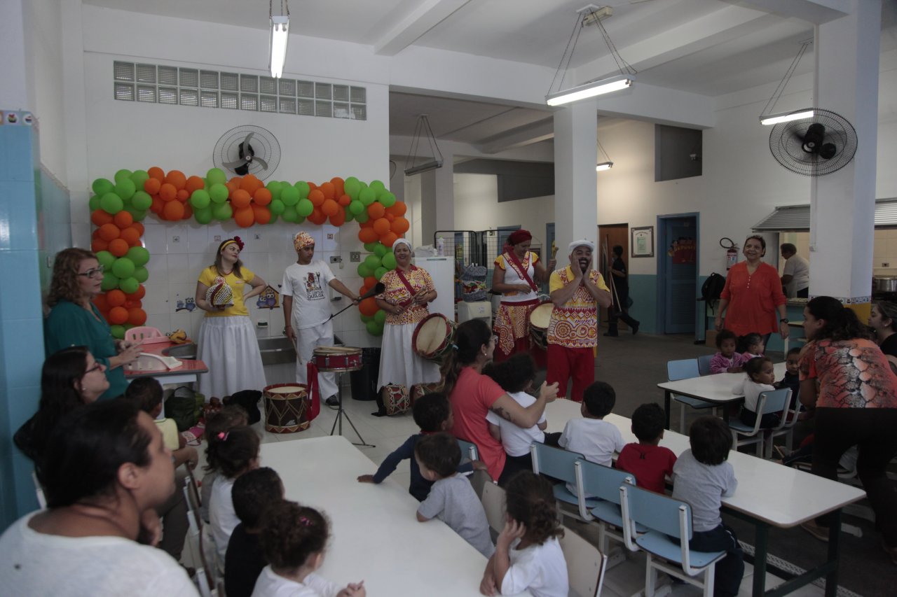 Alunos da UME 'Irmã Dolores' brincam ao ritmo do maracatu quiloa